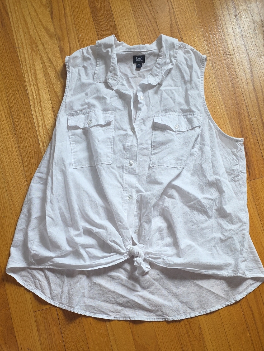 Lee Women's White Sleeveless Button-Front Tie Hem Top